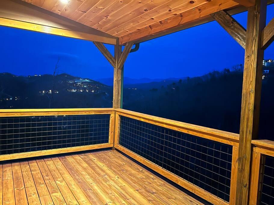 * * 4 Master Bedrooms, Views, Theater, Arcade, Evc ガトリンバーグ エクステリア 写真