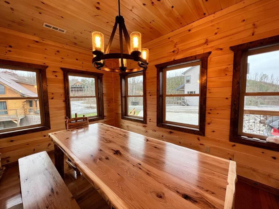 * * 4 Master Bedrooms, Views, Theater, Arcade, Evc ガトリンバーグ エクステリア 写真
