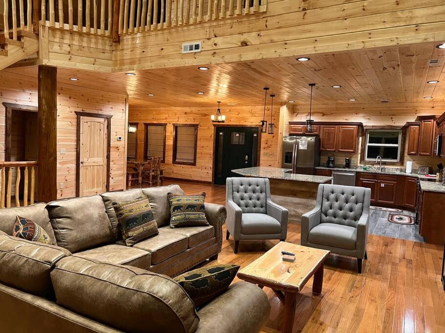 * * 4 Master Bedrooms, Views, Theater, Arcade, Evc ガトリンバーグ エクステリア 写真