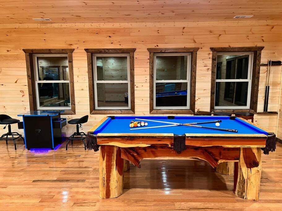* * 4 Master Bedrooms, Views, Theater, Arcade, Evc ガトリンバーグ エクステリア 写真