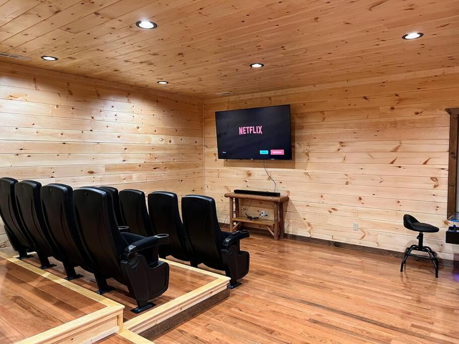 * * 4 Master Bedrooms, Views, Theater, Arcade, Evc ガトリンバーグ エクステリア 写真