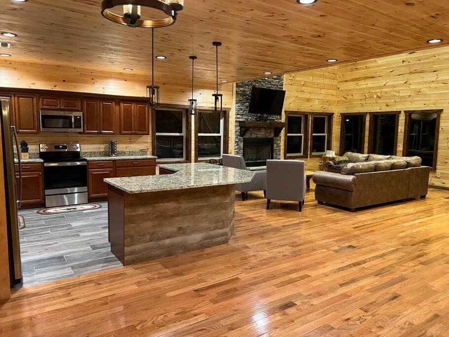 * * 4 Master Bedrooms, Views, Theater, Arcade, Evc ガトリンバーグ エクステリア 写真