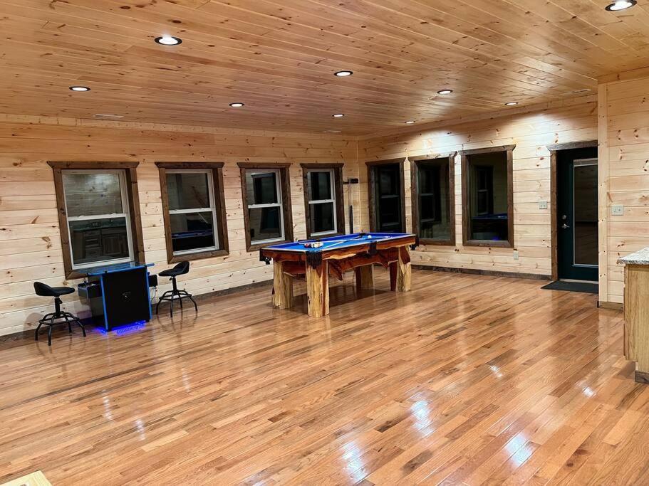 * * 4 Master Bedrooms, Views, Theater, Arcade, Evc ガトリンバーグ エクステリア 写真
