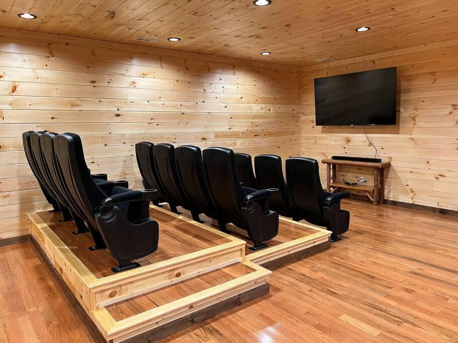 * * 4 Master Bedrooms, Views, Theater, Arcade, Evc ガトリンバーグ エクステリア 写真